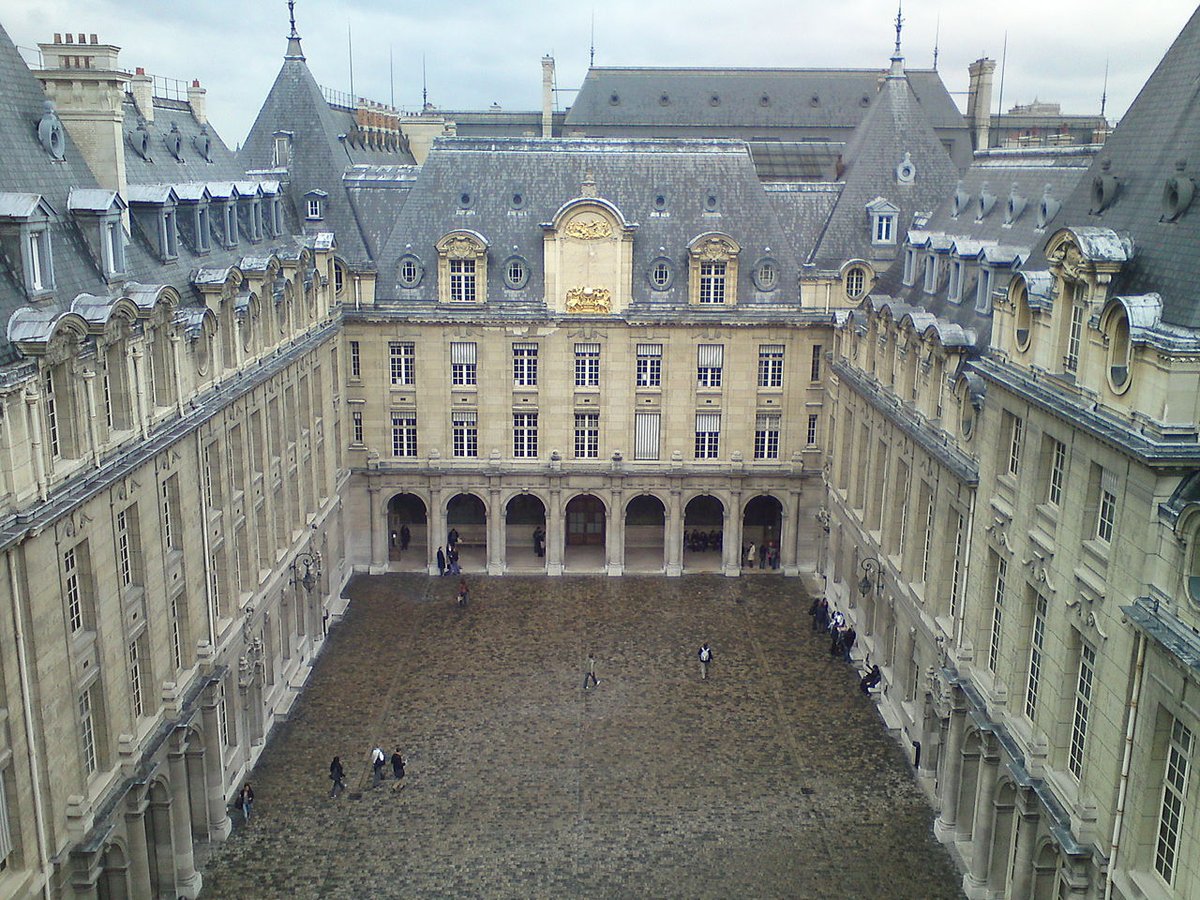 Université Paris 1 Panthéon-Sorbonne - Cour intérieur de la Sorbonne vue du haut de la chapelle